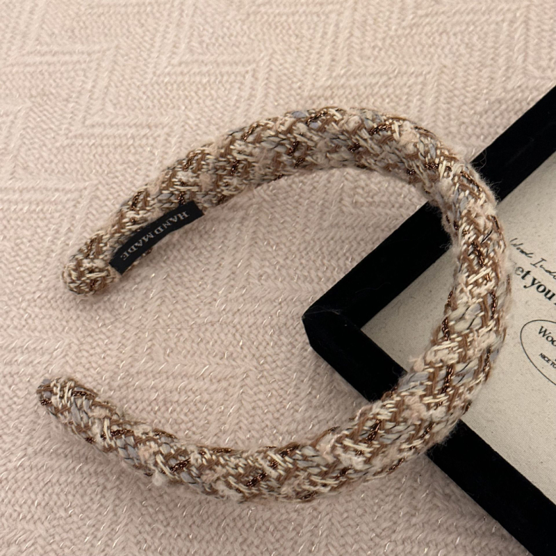 Čelenka u Chanel stila za jesen-zimu, s bouclé tweedom, tkanim kariranim uzorkom, vintage dodatak za žene