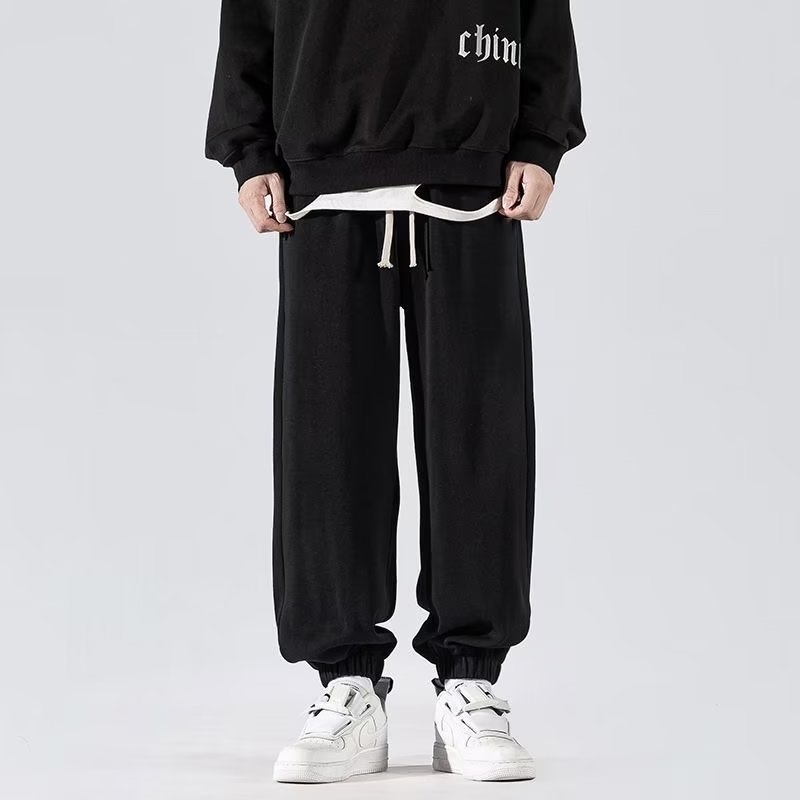 Muške jogger hlače za jesen-zimu, opuštenog kroja, sportsko-casual stil, s vezanjem u struku i manžetama pri gležnjevima