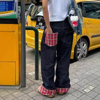 Ανδρικά τζιν σε αμερικανικό στυλ με καρό patchwork και ρολαρισμένες άκρες, φαρδιά ίσια γραμμή, άνετη εφαρμογή, φθινοπωρινή συλλογή, για ζευγάρια