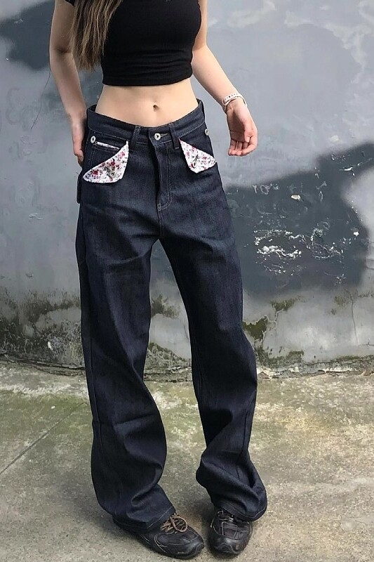 Muške traperice od denima s cvjetnim patchom i selvedge, opuštena A-line, straight kroj