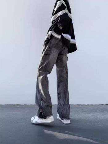Ανδρικά τζιν από denim σε βίντατζ στυλ με έμπνευση από αμερικάνικο workwear, σχεδιασμός για άνοιξη, νιχ μοντέλο, ίσιο παντελόνι με ελαφρύ φάρδος