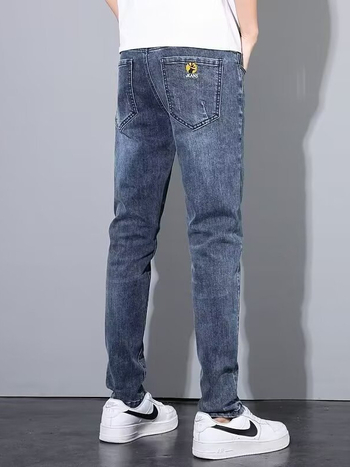 Férfiaknak készült elasztikus farmer, koreai stílusú slim-fit, egyenes szabású nadrág nyárra