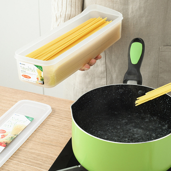 Pravougaona kutija za pohranu tjestenine, plastika za prehrambenu upotrebu, hermetički zatvoren poklopcem, kapacitet 1–2 L, pogodna za mikrovalnu