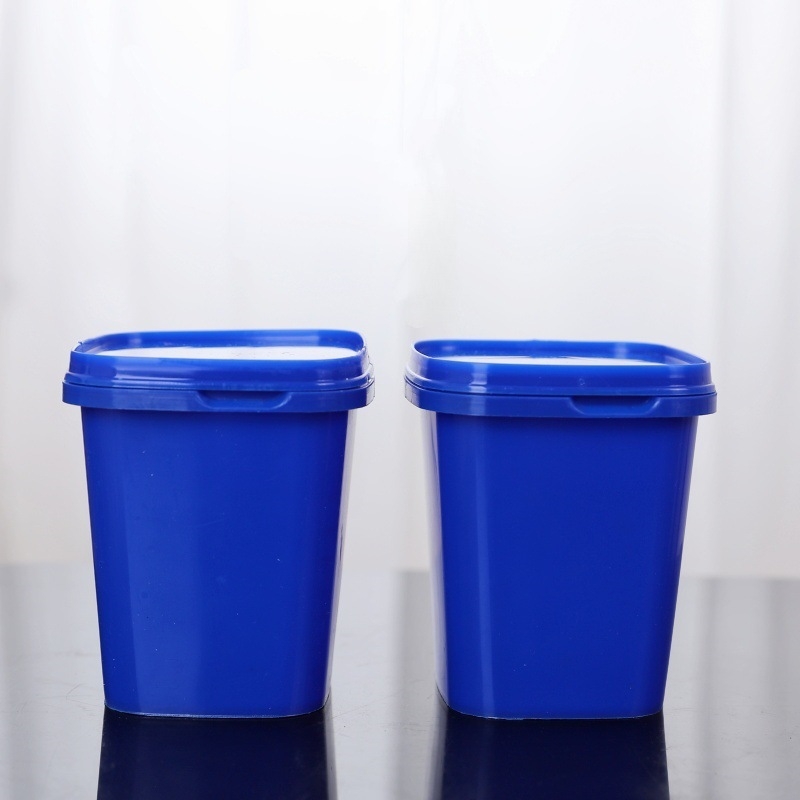 Plavi kvadratni zatvoreni plastični spremnik za pohranu grickalica i paste za čišćenje