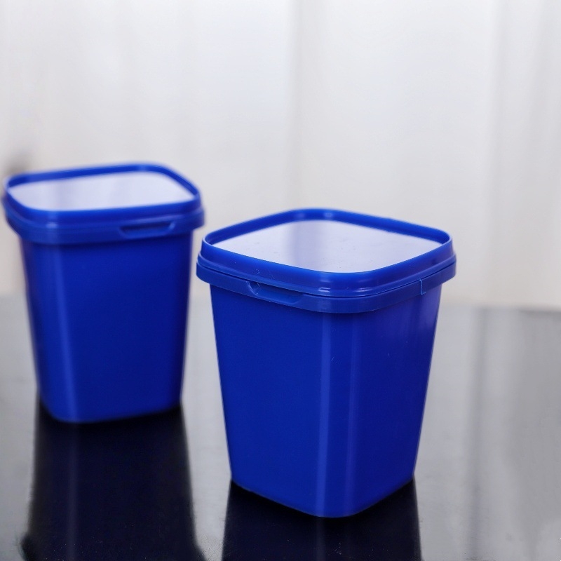 Plavi kvadratni zatvoreni plastični spremnik za pohranu grickalica i paste za čišćenje