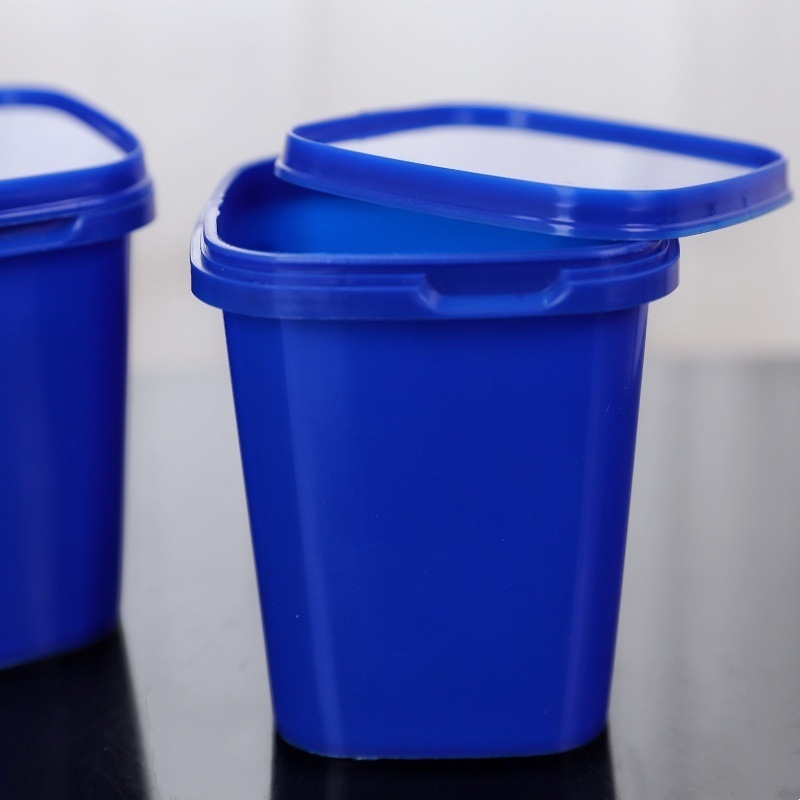 Plavi kvadratni zatvoreni plastični spremnik za pohranu grickalica i paste za čišćenje