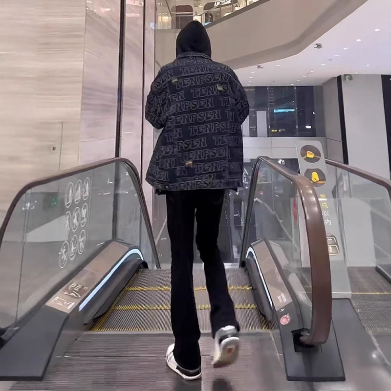 Férfi denimnadrág, amerikai stílusban, slim fit, enyhén kinyíló szár, egyenes szabás