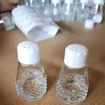 Staklena posuda za začine s rupicama, retro stil, plastična kapa, kuhinjski raspršivač