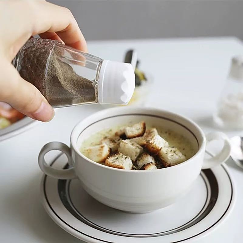 Staklena posuda za začine s rupicama, retro stil, plastična kapa, kuhinjski raspršivač
