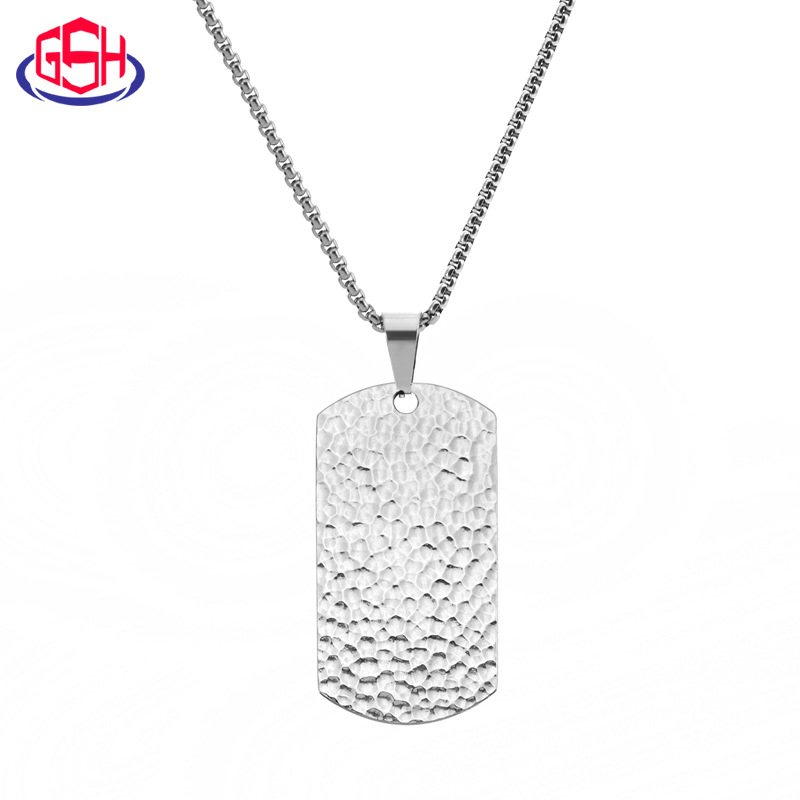 Ručni dog tag privjesak od titan čelika s udarenom teksturom, muški geometrijski lančić u neutralnom stilu