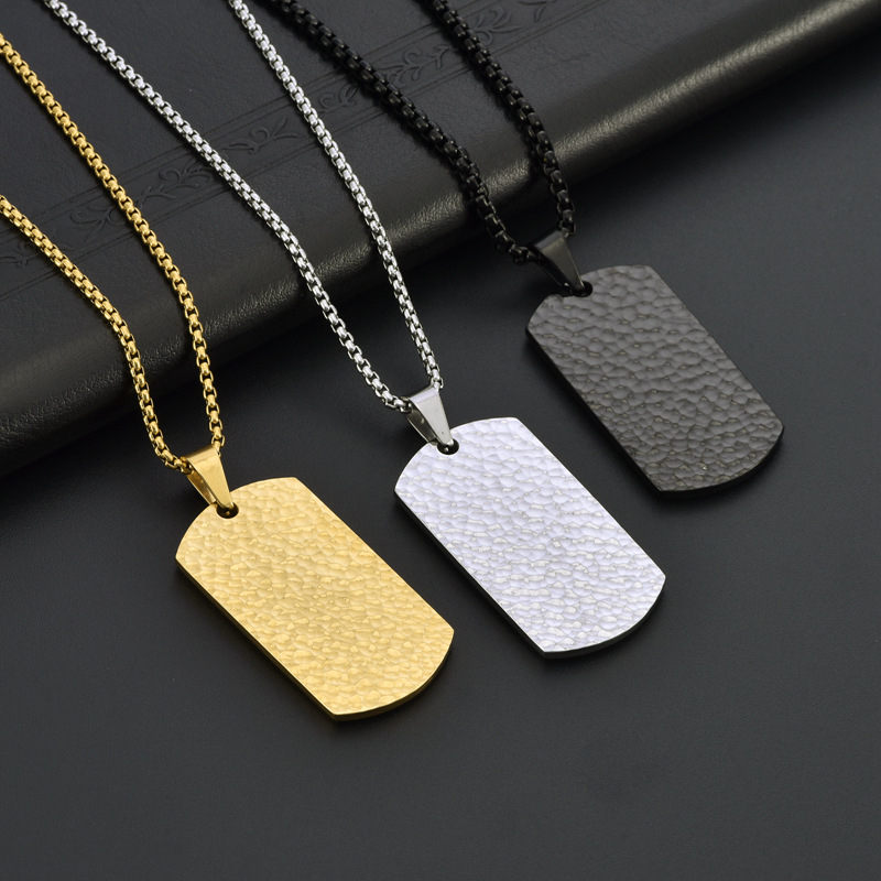 Ručni dog tag privjesak od titan čelika s udarenom teksturom, muški geometrijski lančić u neutralnom stilu