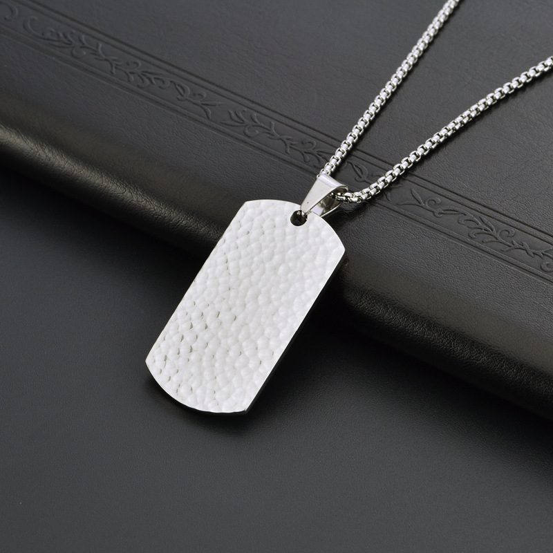 Ručni dog tag privjesak od titan čelika s udarenom teksturom, muški geometrijski lančić u neutralnom stilu