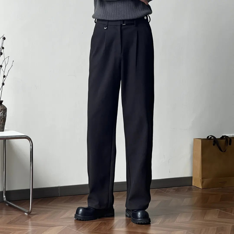 Férfi prémium, minimalist stílusú, lazább szabású, egyenes nadrág, gyűrődésmentes, drapírozott hatású anyag, derékszíj-dizájn, üzleti megjelenés.