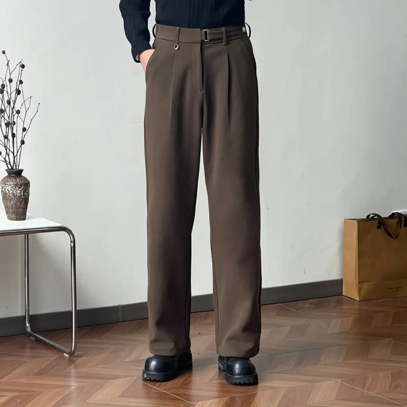 Férfi prémium, minimalist stílusú, lazább szabású, egyenes nadrág, gyűrődésmentes, drapírozott hatású anyag, derékszíj-dizájn, üzleti megjelenés.