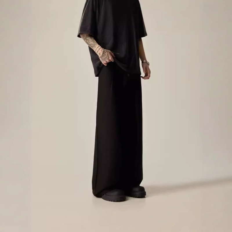 Premium streetwear inspirirane široke hlače u jednobojnoj boji s drapiranom siluetu, od ravnih do širokih nogavica, vizualno izdužuju siluetu