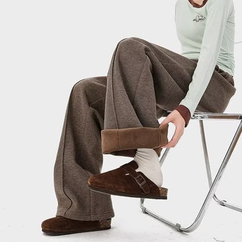 Muške hlače u Old Money stilu s uzorkom herringbone, zima, fleece unutrašnjost, ravne široke nogavice