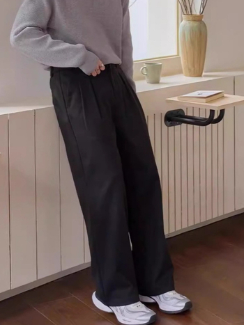 Gyűrődésmentes, drapírozott, széles szárú elegáns férfi nadrág, egyenes szabás, padlóig érő.