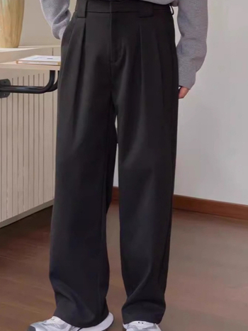 Gyűrődésmentes, drapírozott, széles szárú elegáns férfi nadrág, egyenes szabás, padlóig érő.