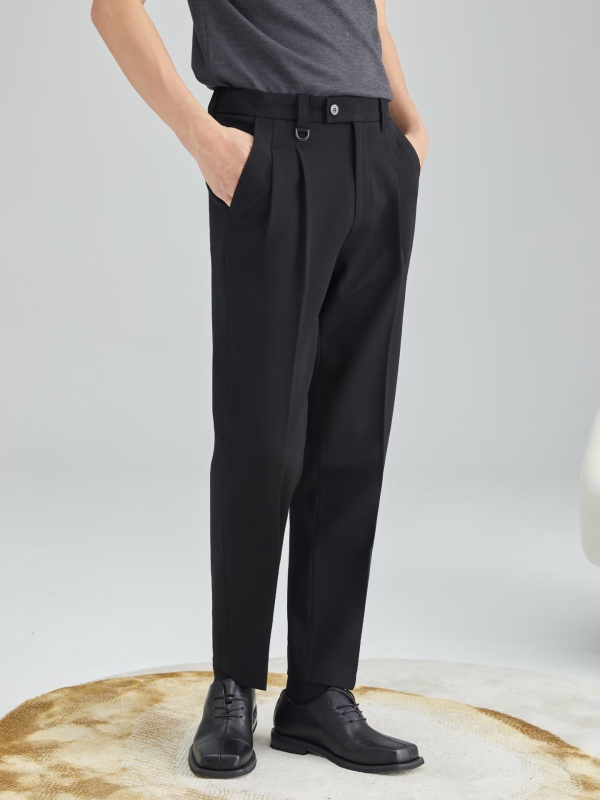 Muške hlače kaki boje od ice silk materijala, bez glađenja, lagane, ravno krojene, slim, 3/4 dužine, poslovno casual