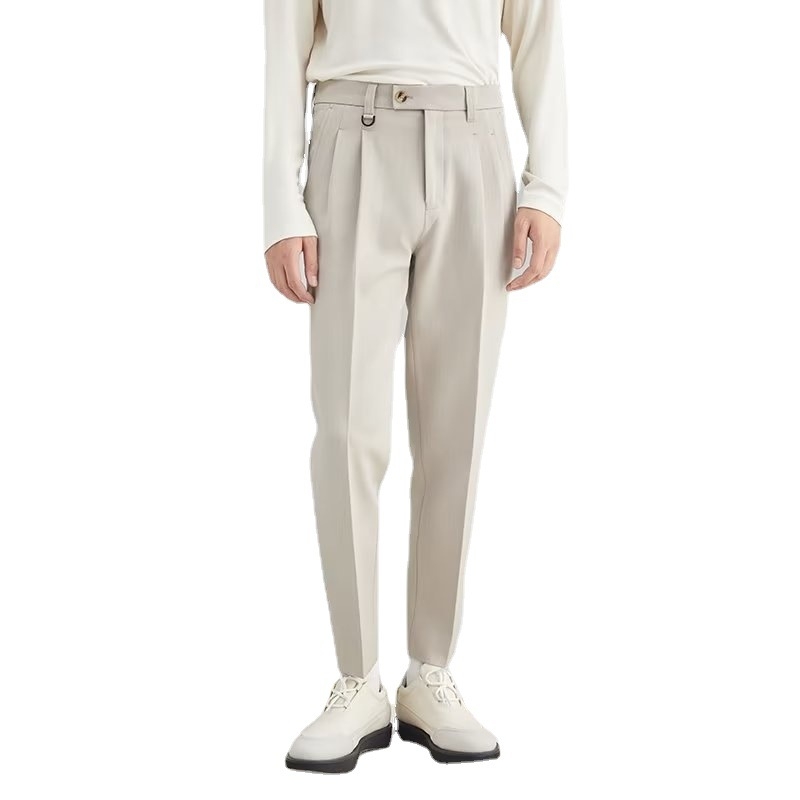 Muške hlače kaki boje od ice silk materijala, bez glađenja, lagane, ravno krojene, slim, 3/4 dužine, poslovno casual