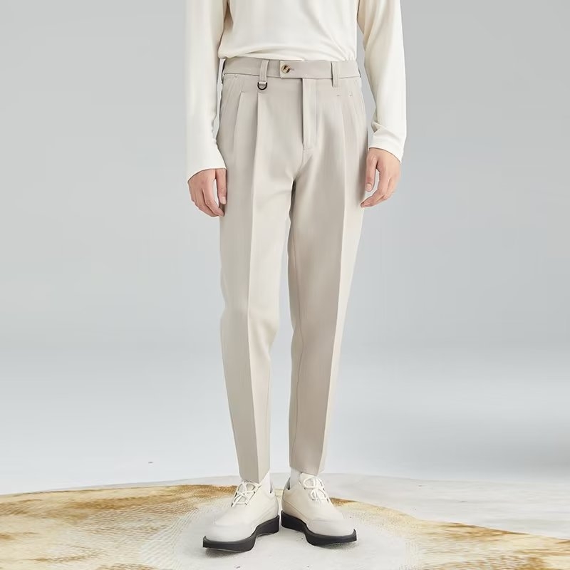 Muške hlače kaki boje od ice silk materijala, bez glađenja, lagane, ravno krojene, slim, 3/4 dužine, poslovno casual