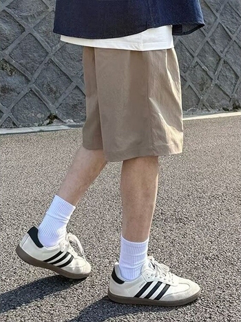 Khaki színű cargo férfi capri nadrág, széles szabás, övvel, nyári sportos stílus