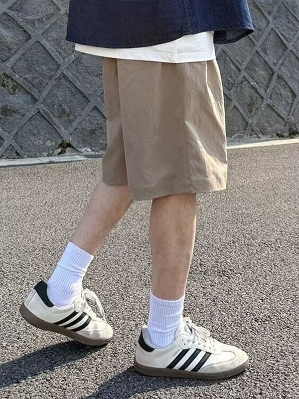 Khaki színű cargo férfi capri nadrág, széles szabás, övvel, nyári sportos stílus