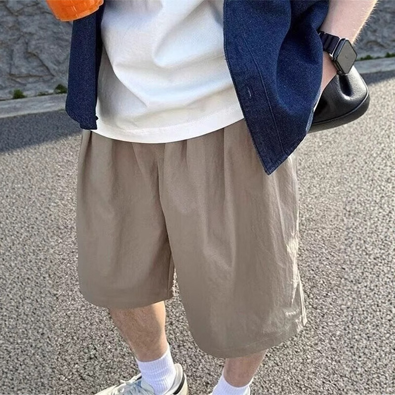 Khaki színű cargo férfi capri nadrág, széles szabás, övvel, nyári sportos stílus