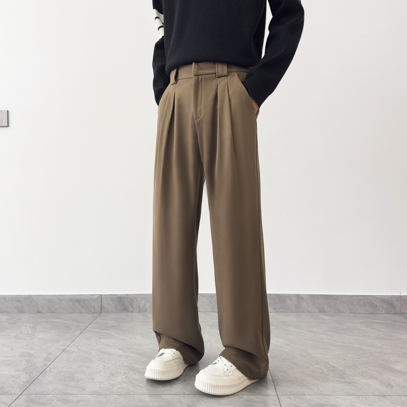 Férfiaknak készült széles lábú kosztümnadrág, gyűrődésmentes, lágy esésű, egyenes szabású, padlóig érő, üzleti casual