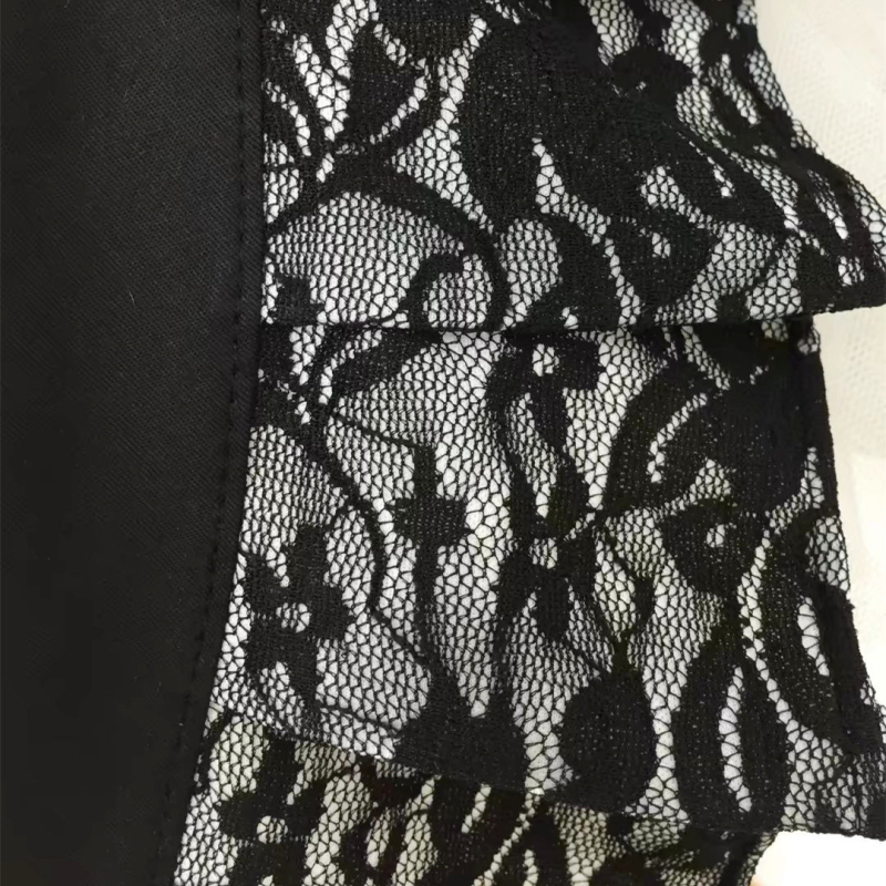 Crna kecelja s čipkastim dizajnom, bez rukava, podesive naramenice, pamuk, moderni minimalistički stil za kuhinju.
