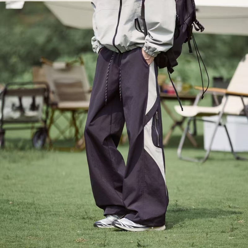 Amerikai stílusú színblokkolt cipzáras patchwork férfi sportnadrág, ejtőernyős cargo fazon, egyenes, laza szabás
