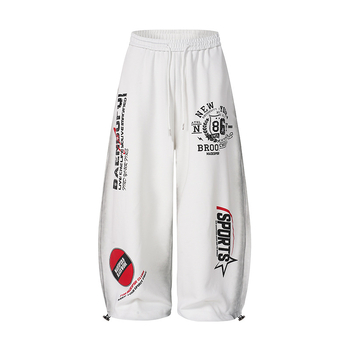 Amerikai utcai streetwear stílusú nadrág betűs mintával és drapírozott dizájnnal, férfiaknak, retro lazán bő szabású, mindennapi viselet 2026