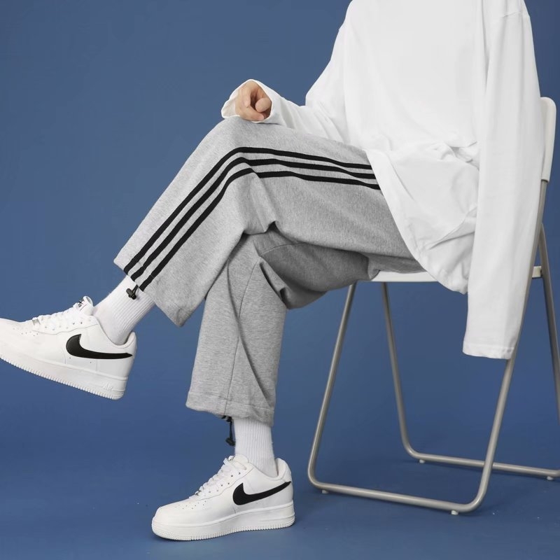 Muške casual hlače za proljeće i jesen, hongkonški i korejski stil, svestrane, s vezanjem, opuštena silueta, uspravni kroj, široke nogavice, tri crte, sportska 3/4 dužina.