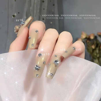 Nail art nagykereskedelmi díszítő strasszok dobozokban, hegyes hátú kis strasszok körmök díszítésére, fehér és színes kristályok