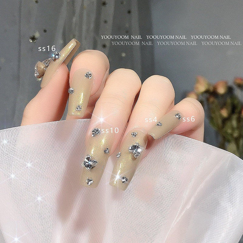 Nail art nagykereskedelmi díszítő strasszok dobozokban, hegyes hátú kis strasszok körmök díszítésére, fehér és színes kristályok