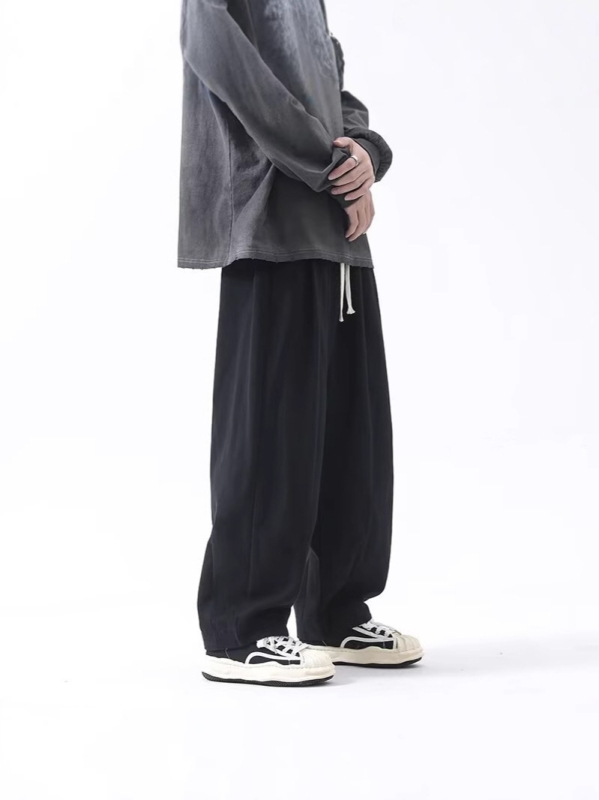 Férfiak számára lazán hordható, széles lábú nadrág Hongkong-stílusban, japán hatás, minimalist munkaöltözet dizájn, retro amerikai streetwear hangulat