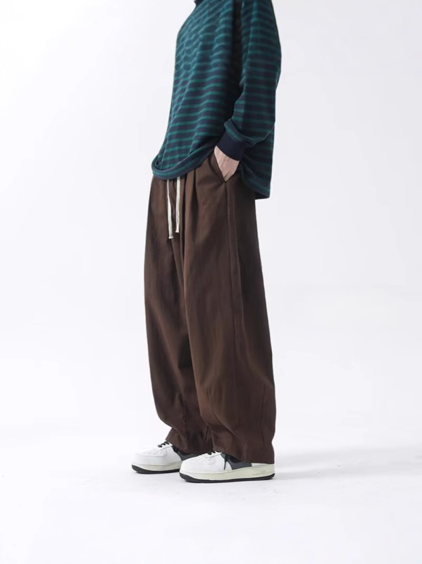 Férfiak számára lazán hordható, széles lábú nadrág Hongkong-stílusban, japán hatás, minimalist munkaöltözet dizájn, retro amerikai streetwear hangulat