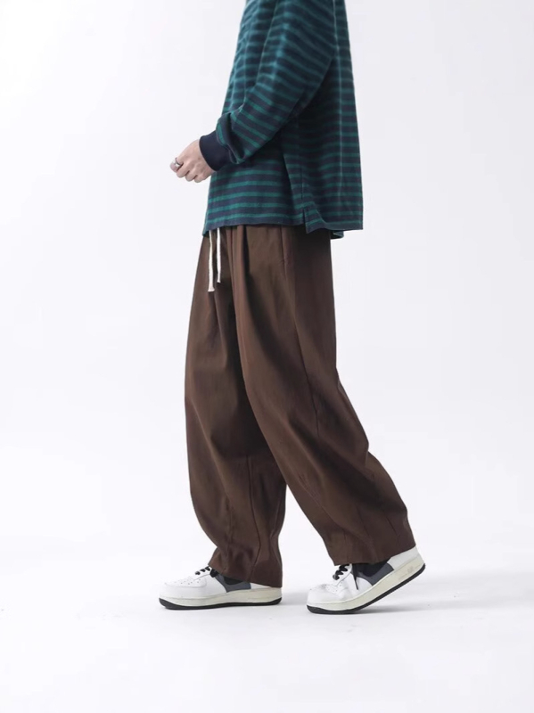 Férfiak számára lazán hordható, széles lábú nadrág Hongkong-stílusban, japán hatás, minimalist munkaöltözet dizájn, retro amerikai streetwear hangulat