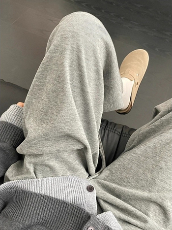 Sötét szürke férfiak széles lábú melegítő nadrág fleece béléssel, vastag anyag, lazább szabás, középső derék, kötős zárás, egyenes szár, mindennapi viselet