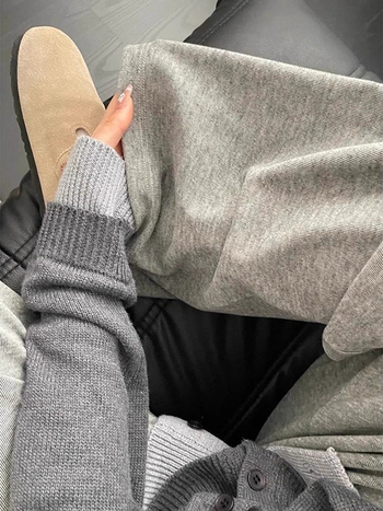 Sötét szürke férfiak széles lábú melegítő nadrág fleece béléssel, vastag anyag, lazább szabás, középső derék, kötős zárás, egyenes szár, mindennapi viselet