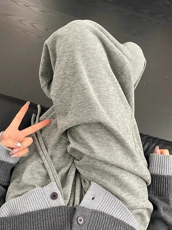 Sötét szürke férfiak széles lábú melegítő nadrág fleece béléssel, vastag anyag, lazább szabás, középső derék, kötős zárás, egyenes szár, mindennapi viselet