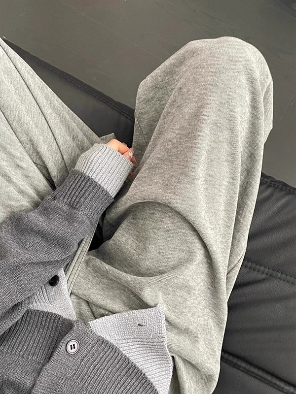 Sötét szürke férfiak széles lábú melegítő nadrág fleece béléssel, vastag anyag, lazább szabás, középső derék, kötős zárás, egyenes szár, mindennapi viselet