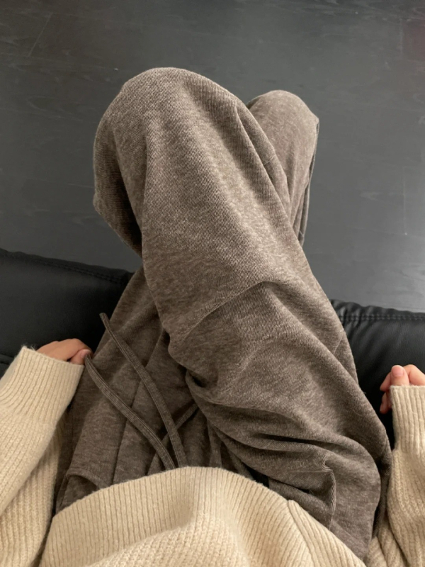 Sötét szürke férfiak széles lábú melegítő nadrág fleece béléssel, vastag anyag, lazább szabás, középső derék, kötős zárás, egyenes szár, mindennapi viselet