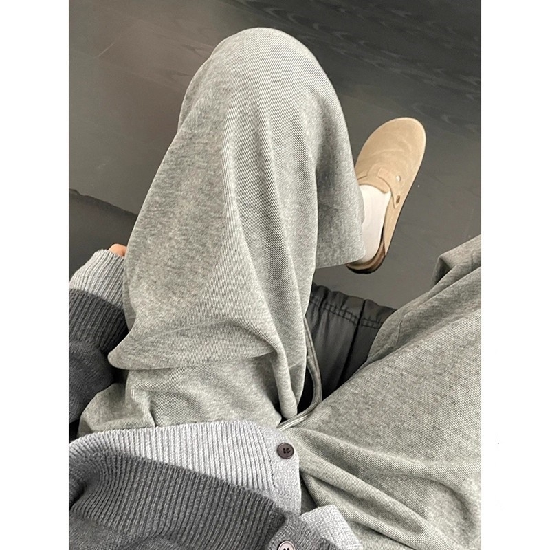 Sötét szürke férfiak széles lábú melegítő nadrág fleece béléssel, vastag anyag, lazább szabás, középső derék, kötős zárás, egyenes szár, mindennapi viselet