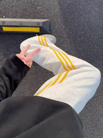Vintage muške trenerke hlače s kontrastnim prugama, široke, hip-hop stil, proljeće-jesen, bijele