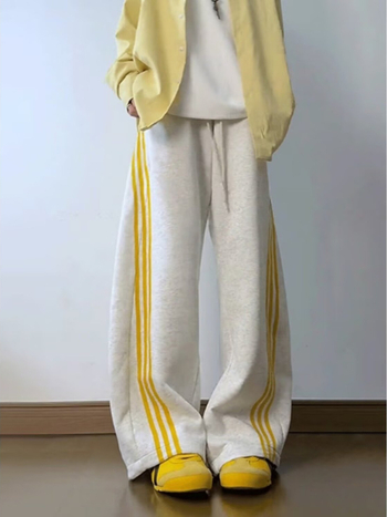 Vintage muške trenerke hlače s kontrastnim prugama, široke, hip-hop stil, proljeće-jesen, bijele