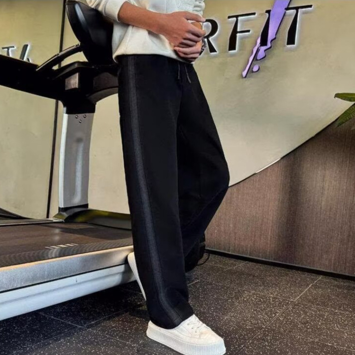 Férfiak számára kényelmes, laza szabású sportnadrág széles lábakkal, egyenes szárú, őszi–téli viselet