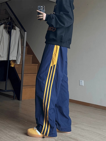 Muške sportske hlače u tamnoplavi s tri trake i blokom boja, ravni kroj, duge, udobne, američki retro stil, prugaste sportske hlače