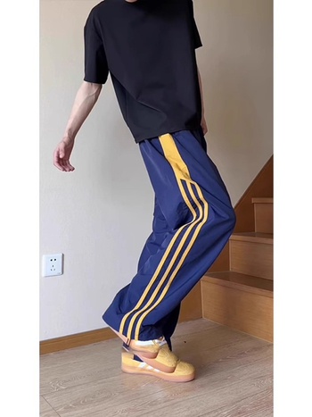 Muške sportske hlače u tamnoplavi s tri trake i blokom boja, ravni kroj, duge, udobne, američki retro stil, prugaste sportske hlače