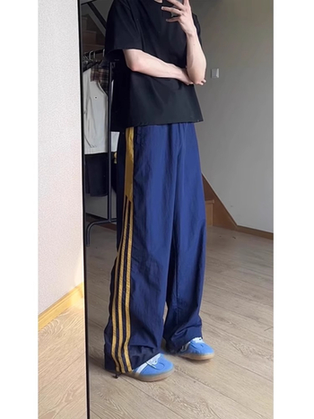 Muške sportske hlače u tamnoplavi s tri trake i blokom boja, ravni kroj, duge, udobne, američki retro stil, prugaste sportske hlače